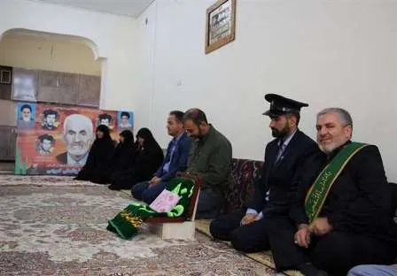 دیدار خادمان کریمه اهلبیت با خانواده شهیدان کریمی