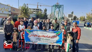 تجلیل از خانواده پُرتعداد قوچانی در همایش پیاده&zwnj;روی