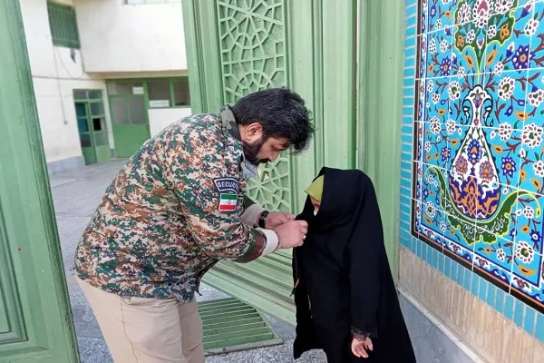 اهدا چادر دوخته شده به دختران خردسال در زاهدان