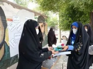 ترویج  فرهنگ حجاب با اهداء شاخه گل و چادر