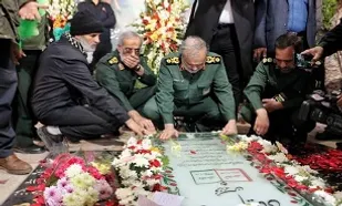 ادای احترام جانشین فرمانده کل سپاه به مقام شهید سلیمانی