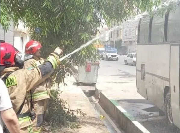 اطفاء حریق اتوبوس مسافربری در قرچک