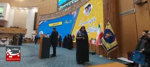 تجلیل از خانم کمندی کارمند برگزیده صنعت نفت در پنجمین جشنواره کارمند تراز مکتب شهید حاج قاسم سلیمانی در محل اجلاس سران باحضور مقامات کشوری و لشکری