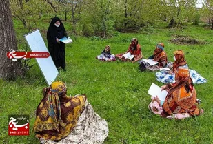 معلمی که کلاس&zwnj;های جبرانی دانش&zwnj;آموزان را در مسجد روستا برپا می&zwnj;کند