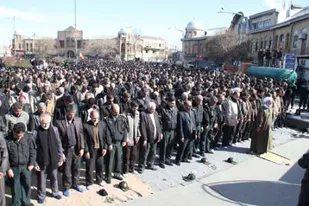 اقامه نماز ظهر عاشورا در پیاده&zwnj;راه بوعلی همدان
