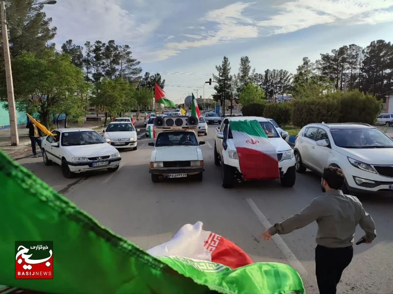 جشن و سرور مردم شادمهر و فیض آباد برای اقتدار و عظمت نیروهای امنیتی ایران+عکس