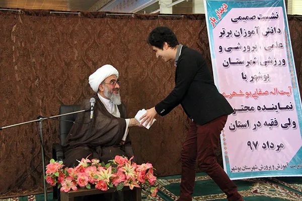 دیدار دانش آموزان نخبه شهرستان بوشهر با امام جمعه بوشهر