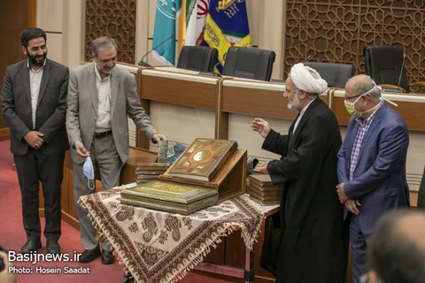 رونمایی از مصحف شریف کتابت شده به نیابت از لشکر خوبان