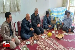 دیدار جمعی از مسئولین با خانواده شهید &laquo;غلامرضا بابایی&raquo; در روستای شیرین&zwnj;آباد ملایر
