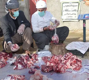توزیع گوشت گرم بین اقشار آسیب دیده از کرونا در سنندج