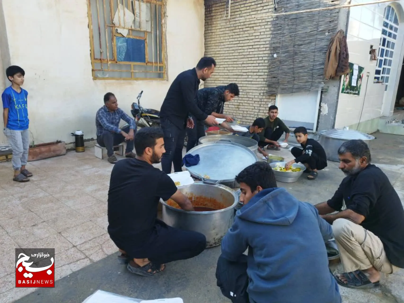 پخت و توزیع غذای گرم در روستای کریم آباد شهرستان هندیجان