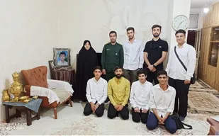 دیدار فرمانده بسیج دانش آموزی و دانش آموزان   با مادر  شهید امیرکاویانی