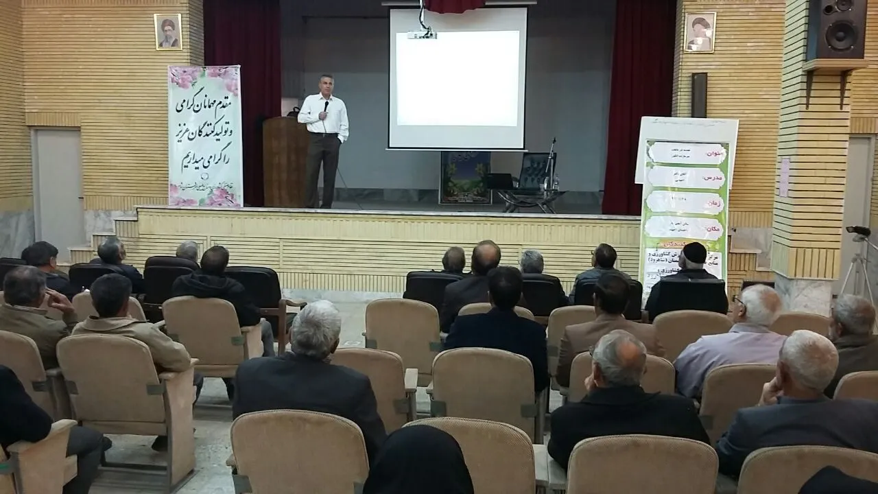 برگزاری دوره آموزش عملی بهره برداران با موضوع تغذیه در باغات سرمازده انگور در شاهرود