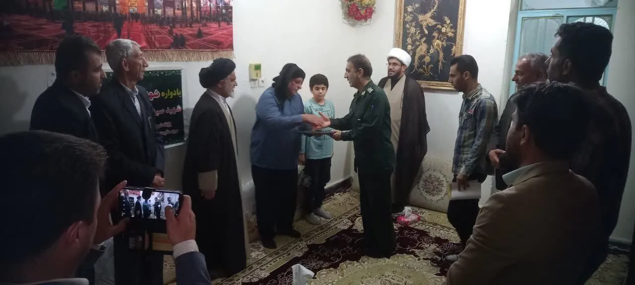 دیدار با خانواده شهید کارگر در دهلران
