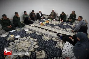 دیدار سرهنگ حسن زاده با دو خانواده شهید اهل سنت