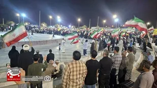 همبستگی کنگانی&zwnj;ها؛ اجتماع پرشور در پنجاه و دومین شب/ امروز سلاح مردم، پرچم و مشت&zwnj;های گره کرده است