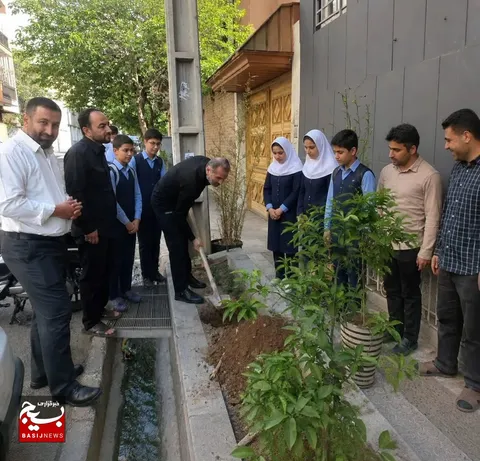 غرس نهال به مناسبت روز معلم