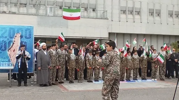 زنجیره انسانی دانش آموزان و کادر درمان تبریز در حمایت از مظلومان غزه