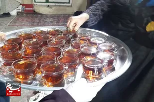 پذیرایی از روزه داران و نمازگزاران توسط گروه جهادی خادمان سهله همدان