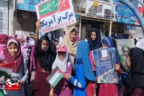 راهپیمایی یوم‌الله ۱۳ آبان با حضور اقشار مختلف در سراوان برگزار شد
