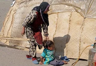مسئولان صلاح دانستند سری به کپرنشینان بزنند / گناه کشاورزان منوجانی چیست؟