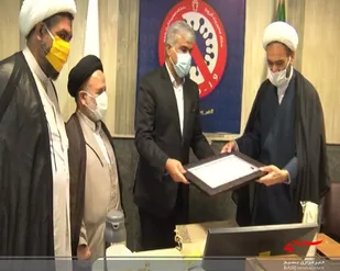 اهداءلوح سپاس از طرف  مسئولین استان به رئیس دانشگاه علوم پزشکی استان کرمانشاه