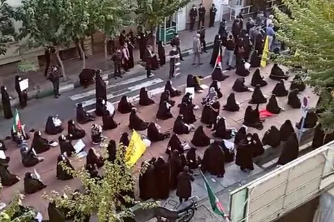 تجمع اعتراض‌آمیز مردم تهران در مقابل سفارت فرانسه
