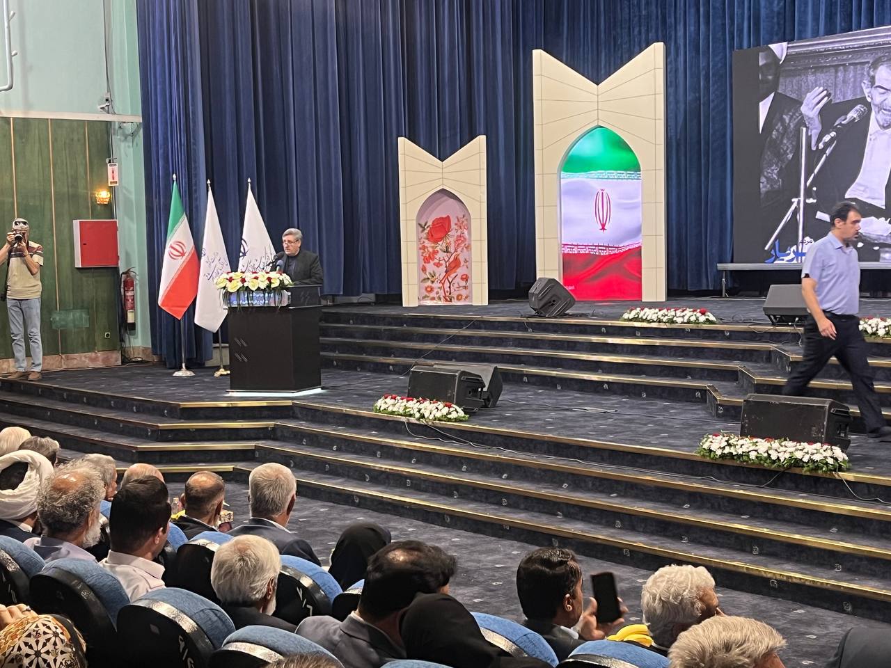 اشعار شهریار مرزها را در نوردیده است
