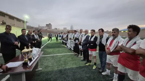 پیشکسوتان فوتبال بسیجی گام های صلابت را بر میدان کوبیدند