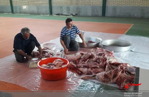 توزیع گوشت نذری و توزیع آن بین نیازمندان توسط بسیج خواهران تسوج