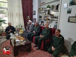 دیدار  حجت الاسلام جلیلیان، سردار غیب&zwnj;پرور و سردار ریحانی با خانواده شهید امیری