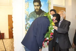 اهدا مدال طلای جهان به پدر سردار شهید حسین غنیمت پور در شاهرود