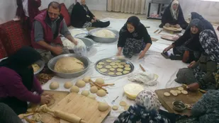 پخت و بسته بندی نان کاک برای جبهه مقاومت اسلامی سوریه+تصاویر