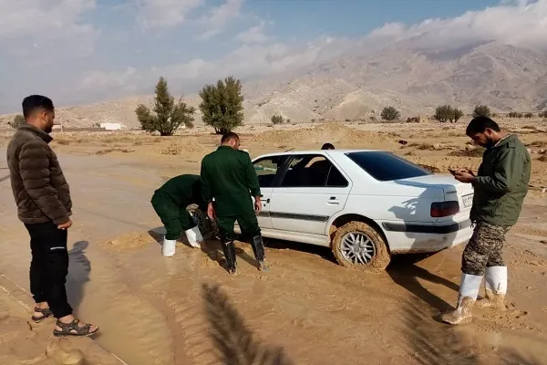 خدمات رسانی ۸۰ گروه جهادی به ۲۲۰۰ خانواده سیل زده جنوب فارس
