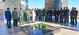 غبار روبی گلزار شهدای گمنام توسط سپاه شهرستان دلفان در شروع سال جدید