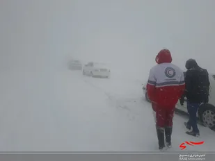 امدادرسانی به ۴۸ مسافر گرفتار در برف و کولاک منطقه تاراز در خوزستان