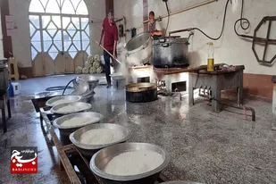 سفره مهمانی روزه اولی هامتبرک به عطر بوی غذای گرم رضوی و کرم حسنی گردید