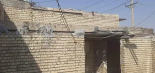 ساخت سقف برای خانه محرومین در منطقه عباره خرمشهر