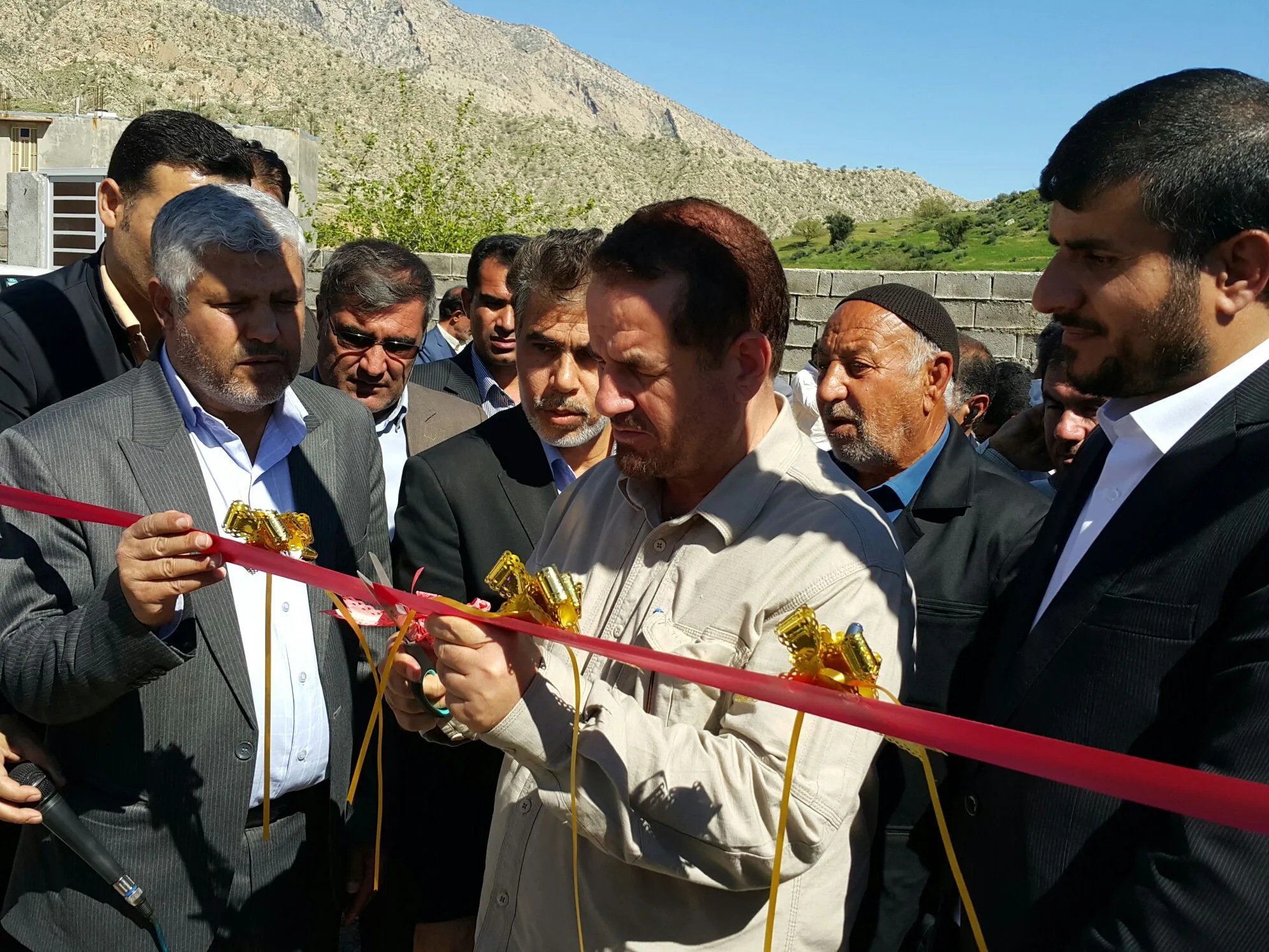 خانه بهداشت خیرساز روستای مال ملا در شهرستان لنده به بهره برداری رسید / تقدیر ویژه استاندار از خیر گراشی و مجمع خیرین سلامت کهگیلویه و بویراحمد
/احمدزاده: خانه بهداشت مال ملا بسیار باکیفیت ساخته شده است