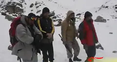 اعزام تیم روابط عمومی و تبلیغات سپاه فتح به همراه خبرگزاری بسیج به تنگه نِوِل در ارتفاعات دنا