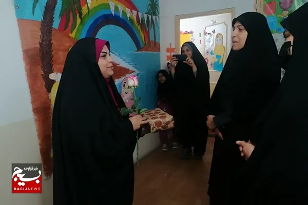 تقدیر فرمانده حوزه مقاومت بسیج کوثر از معلمان بسیجی