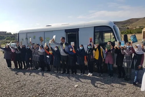 کتابخانه سیار کانون میهمان کودکان و نوجوانان روستاهای مرزی خداآفرین