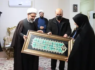 تکریم خانواده شهدا و ایثارگران به عنوان معروف است