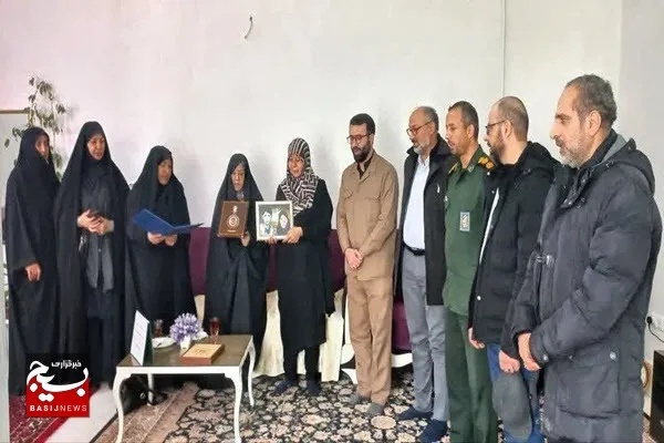 دیدار مسئول بسیج ادارات استان همدان با خانواده شهدای شهرستان ملایر