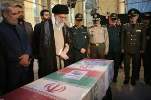 رهبر معظم انقلاب در کنار پیکر مطهر شهید محسن حججی حضور یافتند