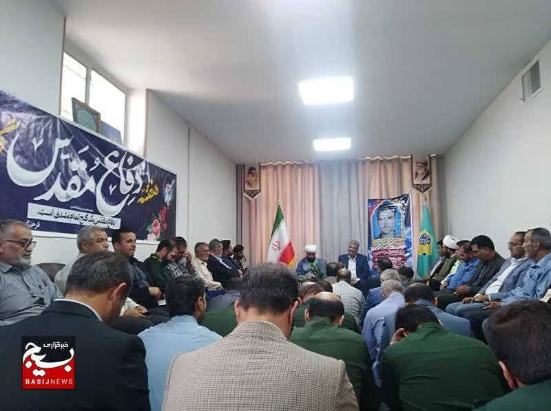دیدار مسئولین و نظامیان شهرستان خرمبید با امام جمعه به مناسبت هفته دفاع مقدس