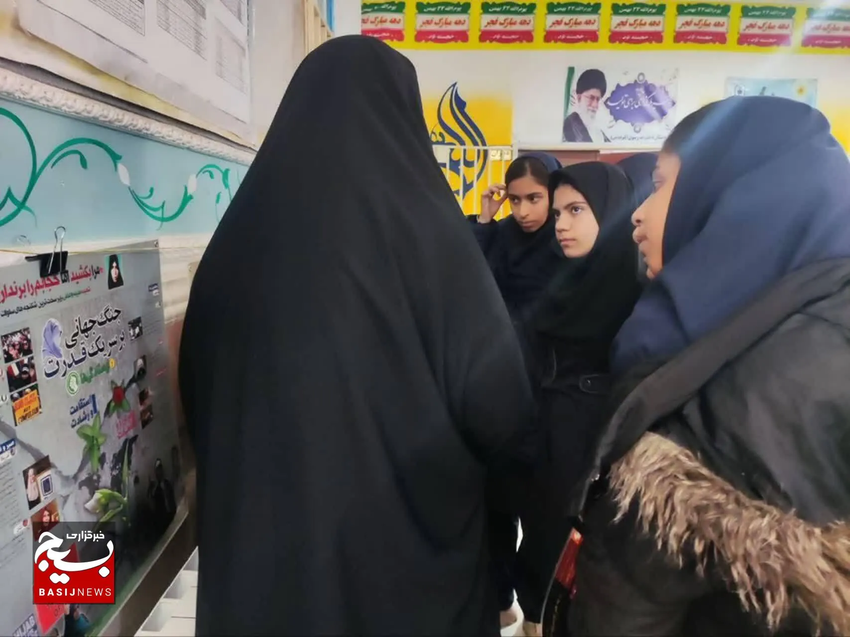 برپایی نمایشگاه  عفاف و حجاب در مدرسه قدسیه زاهدان 