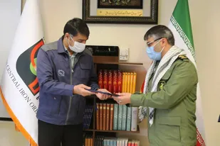 اهداء لوح سپاس به مدیرعامل شرکت سنگ آهن بافق