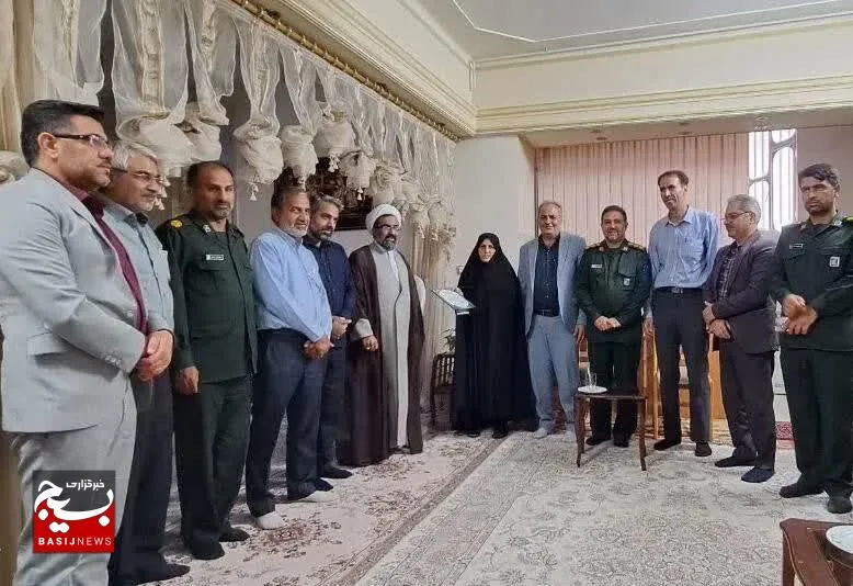 از خانواده شهید حاج هدایت الله مصلحیان تجلیل بعمل آمد