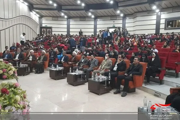 دانشجویان و اساتید دانشگاه‌ها باید پرچمدار گام دوم انقلاب باشند